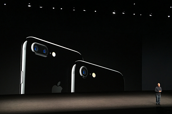 iPhone 7, 7Plus are introduced on September 8, 2016 at Apple's products launch event held in San Francisco, California. (Photo/chinadaily.com.cn by Liu Zheng) iPhone 7, 7Plus are introduced on September 8, 2016 at Apple's products launch event held in San Francisco, California. (Photo/chinadaily.com.cn by Liu Zheng)