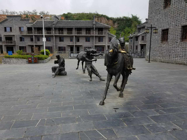 A view of a statue opposite the Houchang Museum in Weng'an county in Guizhou province on Sept 8, 2016. (Photo by Faisal Kidwai/chinadaily.com.cn) A view of a statue opposite the Houchang Museum in Weng'an county in Guizhou province on Sept 8, 2016. (Photo by Faisal Kidwai/chinadaily.com.cn)