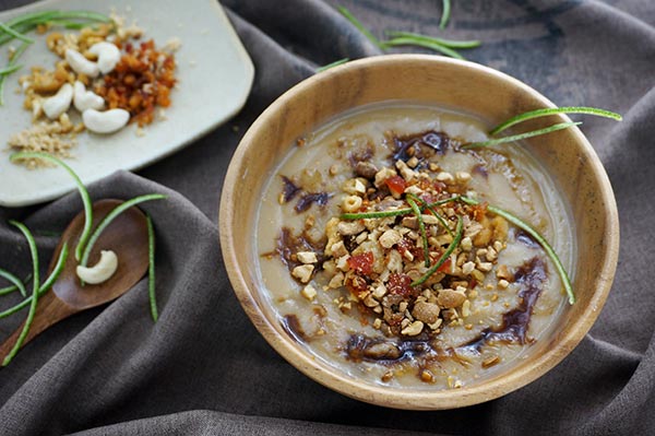 At Goubuli doufunao is topped with crumbs of fried dough twist and meat floss. (Photo provided to China Daily) At Goubuli doufunao is topped with crumbs of fried dough twist and meat floss. (Photo provided to China Daily)