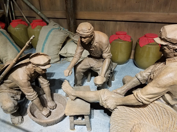 A statue shows soldiers applying Moutai wine on the leg of an injured comrade in Moutai town in Guizhou province. It is said that the wine was used extensively to treat wounds and illnesses during the Long March. Photo taken on Sept 10, 2016. (Photo by Faisal Kidwai/chinadaily.com.cn) A statue shows soldiers applying Moutai wine on the leg of an injured comrade in Moutai town in Guizhou province. It is said that the wine was used extensively to treat wounds and illnesses during the Long March. Photo taken on Sept 10, 2016. (Photo by Faisal Kidwai/chinadaily.com.cn)