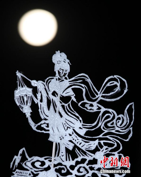 A paper-cut work of the story Chang'e flying to the moon.(photo:China News Service) A paper-cut work of the story Chang'e flying to the moon.(photo:China News Service)