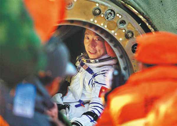 Yang Liwei greets the world from the Shenzhou-V spaceship after he completed China's first manned space mission on Oct 16, 2003. Yang spent 21 hours in space, traveling more than 600,000 kilometres. He became the 241st human being in space. (Xu Jingxing / China Daily) Yang Liwei greets the world from the Shenzhou-V spaceship after he completed China's first manned space mission on Oct 16, 2003. Yang spent 21 hours in space, traveling more than 600,000 kilometres. He became the 241st human being in space. (Xu Jingxing / China Daily)