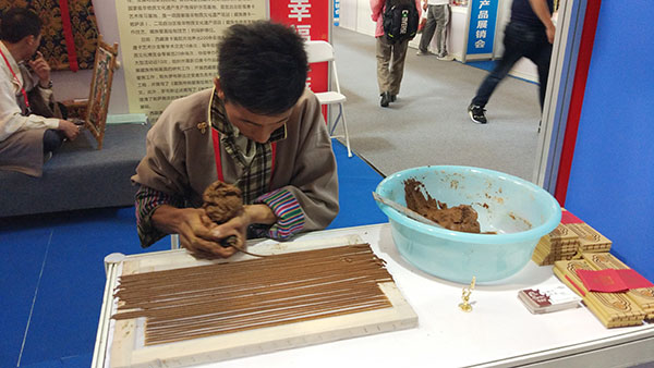 A man makes Tibetan incense at the exhibition in Beijing. (Photo/chinadaily.com.cn) A man makes Tibetan incense at the exhibition in Beijing. (Photo/chinadaily.com.cn)