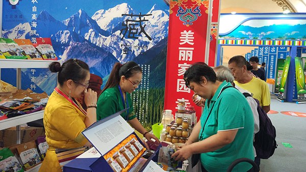 People visit the Tibetan product exhibition. (Photo/chinadaily.com.cn) People visit the Tibetan product exhibition. (Photo/chinadaily.com.cn)