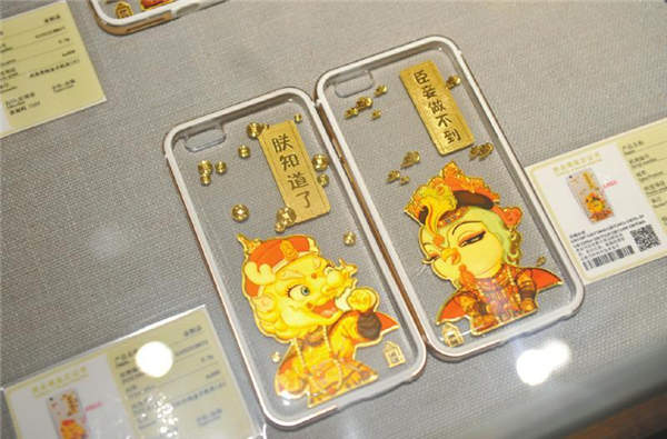 Phone cases decorated with cultural elements (Photo/West China Metropolis Daily) Phone cases decorated with cultural elements (Photo/West China Metropolis Daily)