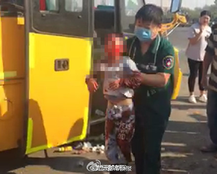 A child was rescued from the bus. (Photo from Sina Weibo) A child was rescued from the bus. (Photo from Sina Weibo)