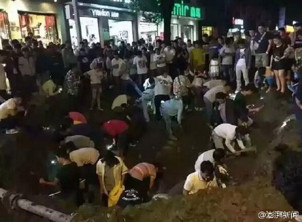People search for jades in an old part of Tengchong in Southwest China's Yunnan province. (Photo from web) People search for jades in an old part of Tengchong in Southwest China's Yunnan province. (Photo from web)