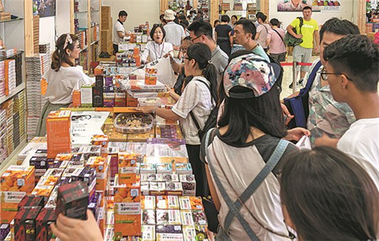 Chinese travelers buy local products at a store in Jeju island in South Korea. Jeju is one of the most popular travel destinations for Chinese visitors. (WANG GANG / PROVIDED TO CHINA DAILY) Chinese travelers buy local products at a store in Jeju island in South Korea. Jeju is one of the most popular travel destinations for Chinese visitors. (WANG GANG / PROVIDED TO CHINA DAILY)