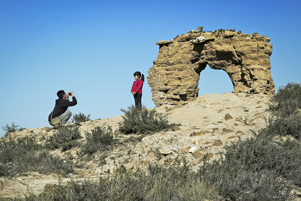 Tourists visit the Moon Gate in Shanxi province on Monday. The structure collapsed later. (Photo/China Daily) Tourists visit the Moon Gate in Shanxi province on Monday. The structure collapsed later. (Photo/China Daily)