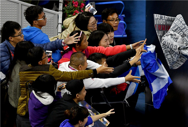 Members of the audience scramble for a towel used by tennis player Andy Murray of Great Britain after a match at the China Open in Beijing on Friday.(Photo by WEI XIAOHAO/CHINA DAILY) Members of the audience scramble for a towel used by tennis player Andy Murray of Great Britain after a match at the China Open in Beijing on Friday.(Photo by WEI XIAOHAO/CHINA DAILY)