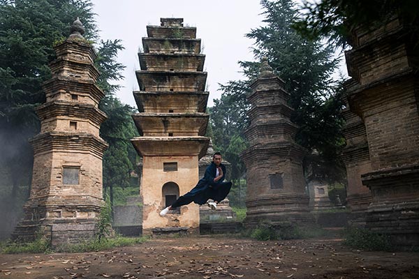 Zhao Wenzhuo, a Chinese film star, performs kung fu at the Pagoda Forest of Shaolin Temple in Central China. (Photo by Chen Wei/China Daily) Zhao Wenzhuo, a Chinese film star, performs kung fu at the Pagoda Forest of Shaolin Temple in Central China. (Photo by Chen Wei/China Daily)