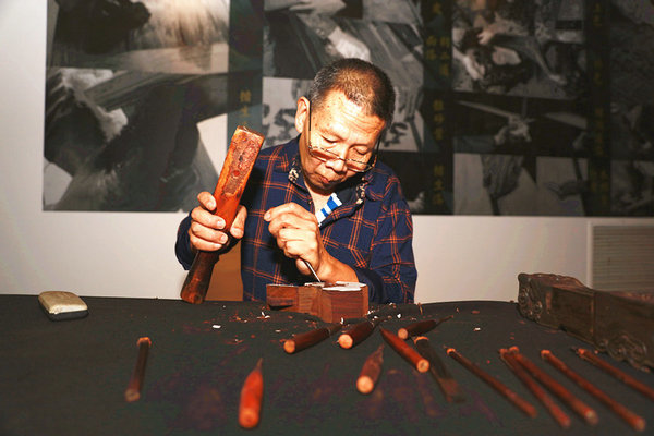 A man shows the craft of Su-style furniture making during the exhibition at Prince Kung's Mansion. Beijing, Oct 7, 2016. (Photo/pgm.org.cn) A man shows the craft of Su-style furniture making during the exhibition at Prince Kung's Mansion. Beijing, Oct 7, 2016. (Photo/pgm.org.cn)