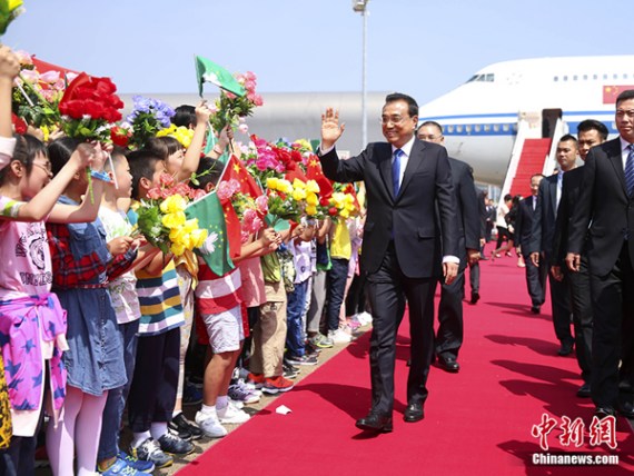 Chinese Premier Li Keqiang arrives in the Macao Special Administrative Region for a three-day inspection tour, Oct. 10, 2016. (Photo: China News Service/Liu Zhen) Chinese Premier Li Keqiang arrives in the Macao Special Administrative Region for a three-day inspection tour, Oct. 10, 2016. (Photo: China News Service/Liu Zhen)