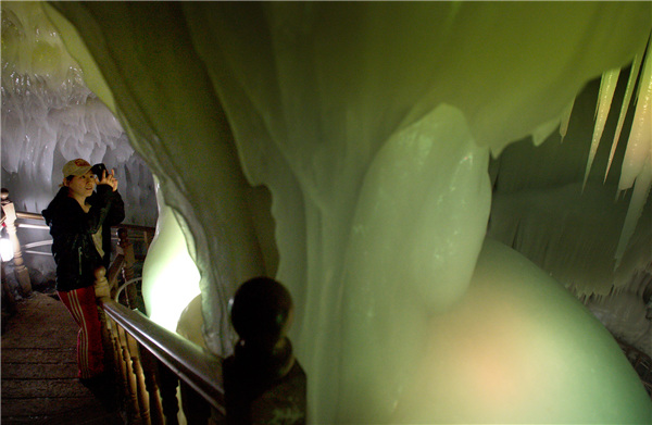 Visitors experience the chilly world of the country's biggest ice cave in Ningwu county, Shanxi province. (Photo by WEI XIAOHAO/CHINA DAILY) Visitors experience the chilly world of the country's biggest ice cave in Ningwu county, Shanxi province. (Photo by WEI XIAOHAO/CHINA DAILY)