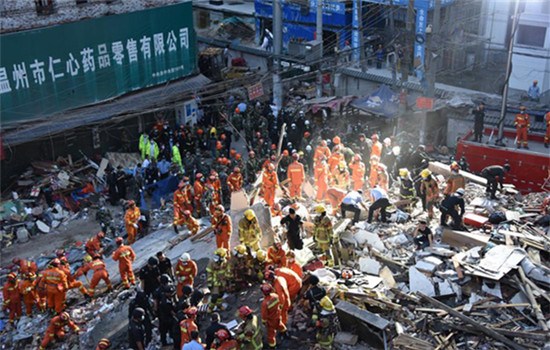 Rescuers search for survivors in the rubbles. (Photo/Xinhua) Rescuers search for survivors in the rubbles. (Photo/Xinhua)