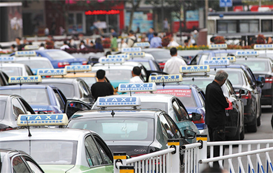 Taxies wait for passengers at the Qingdao railway station on Oct 7. (Photo by Huang Jiexian/For China Daily) Taxies wait for passengers at the Qingdao railway station on Oct 7. (Photo by Huang Jiexian/For China Daily)