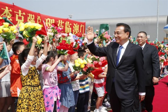 Chinese Premier Li Keqiang arrives in the Macao Special Administrative Region for a three-day inspection tour and to attend the opening of the fifth Ministerial Conference of the Forum for Economic and Trade Cooperation between China and Portuguese-speaking countries in Macao, south China, Oct. 10, 2016. (Photo: Xinhua/Ju Peng) Chinese Premier Li Keqiang arrives in the Macao Special Administrative Region for a three-day inspection tour and to attend the opening of the fifth Ministerial Conference of the Forum for Economic and Trade Cooperation between China and Portuguese-speaking countries in Macao, south China, Oct. 10, 2016. (Photo: Xinhua/Ju Peng)