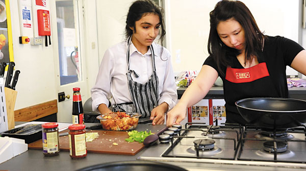 Students at Riverstone prep school take part in the Healthy Chinese Cuisine Ambassadors program. (ANGUS MCNEICE/CHINA DAILY) Students at Riverstone prep school take part in the Healthy Chinese Cuisine Ambassadors program. (ANGUS MCNEICE/CHINA DAILY)