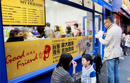 Bigbe Chicken, a Taiwan-style fried chicken shop in London's Chinatown, offers a serving of sizzling chicken at less than 6 pounds. (Photo by Dai Tian/China Daily) Bigbe Chicken, a Taiwan-style fried chicken shop in London's Chinatown, offers a serving of sizzling chicken at less than 6 pounds. (Photo by Dai Tian/China Daily)