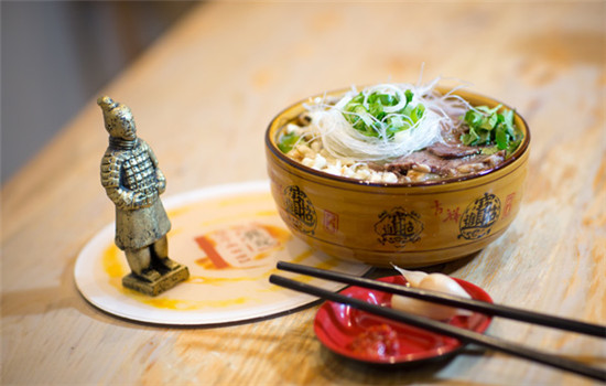 Shaanxi-themed food stall Murger Han serves pita bread in lamb soup, in London. (Photo provided to chinadaily.com.cn) Shaanxi-themed food stall Murger Han serves pita bread in lamb soup, in London. (Photo provided to chinadaily.com.cn)