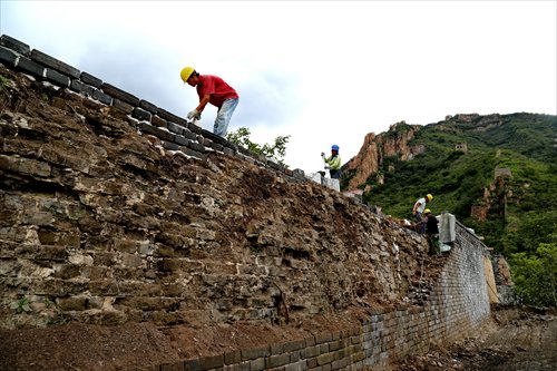 Workers repair a section of the Great Wall in Qinhuangdao, North China's Hebei Province on September 7. (Photo/Xinhua) Workers repair a section of the Great Wall in Qinhuangdao, North China's Hebei Province on September 7. (Photo/Xinhua)
