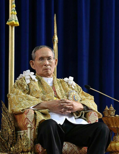 File photo taken on Dec. 5, 2013, released by Thailand's Royal Household Bureau, shows Thai King Bhumibol Adulyadej attending a ceremony to mark his 86th birthday at Klai Kangwon Palace in Prachuap Khiri Khan Province, Thailand. According to Thailand's Palace Statement, Thai King Bhumibol Adulyadej passes away on Oct. 13, 2016. (Xinhua/Thailand's Royal Household Bureau) File photo taken on Dec. 5, 2013, released by Thailand's Royal Household Bureau, shows Thai King Bhumibol Adulyadej attending a ceremony to mark his 86th birthday at Klai Kangwon Palace in Prachuap Khiri Khan Province, Thailand. According to Thailand's Palace Statement, Thai King Bhumibol Adulyadej passes away on Oct. 13, 2016. (Xinhua/Thailand's Royal Household Bureau)