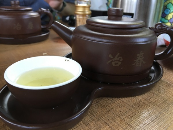 Ye Chun Teahouse's squat clay tea pots. (Photo/chinadaily.com.cn) Ye Chun Teahouse's squat clay tea pots. (Photo/chinadaily.com.cn)