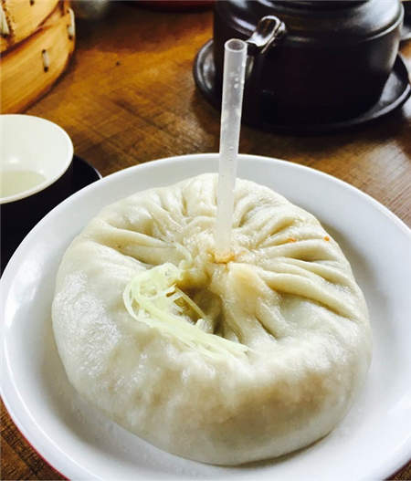 Xie huang tang bao, crab roe soup dumpling. (Photo/chinadaily.com.cn) Xie huang tang bao, crab roe soup dumpling. (Photo/chinadaily.com.cn)