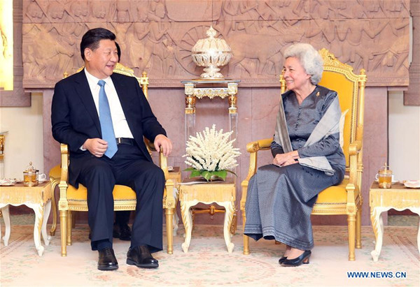 Chinese President Xi Jinping visits Queen Mother Norodom Monineath Sihanouk in Phnom Penh, capital of Cambodia, Oct. 13, 2016. (Xinhua/Yao Dawei) Chinese President Xi Jinping visits Queen Mother Norodom Monineath Sihanouk in Phnom Penh, capital of Cambodia, Oct. 13, 2016. (Xinhua/Yao Dawei)