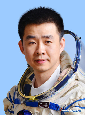 Chinese astronauts Jing Haipeng (L) and Chen Dong meet the media at a press conference at the Jiuquan Satellite Launch Center in northwest China, Oct. 16, 2016.  (Photo: Xinhua/Li Gang)