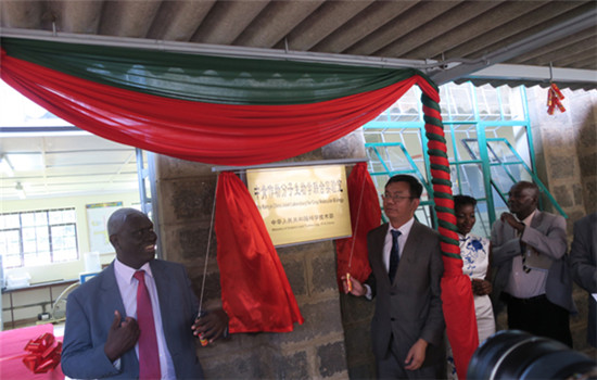 Moses Rugutt (left), director general of National Commission for Science, Technology and Innovation in Kenya and the Chancellor at the Embassy of China in Kenya Yao Ming unveil the plaque of the Modern Molecular Biology Lab at Egerton University. (Photo by Liu Hongjie) Moses Rugutt (left), director general of National Commission for Science, Technology and Innovation in Kenya and the Chancellor at the Embassy of China in Kenya Yao Ming unveil the plaque of the Modern Molecular Biology Lab at Egerton University. (Photo by Liu Hongjie)