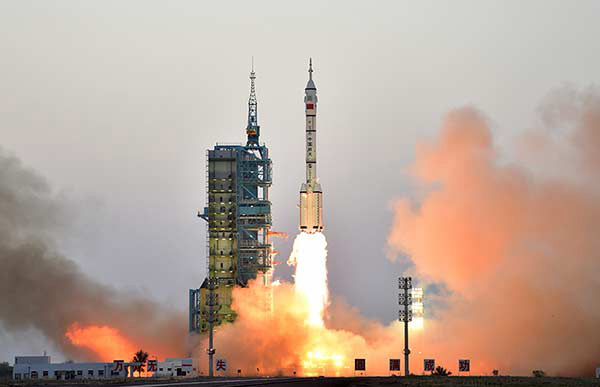 Shenzhou XI manned spacecraft blasts off from the Jiuquan Satellite Launch Center in Northwest China, Oct 17, 2016. (Photo by Feng Yongbin/chinadaily.com.cn) Shenzhou XI manned spacecraft blasts off from the Jiuquan Satellite Launch Center in Northwest China, Oct 17, 2016. (Photo by Feng Yongbin/chinadaily.com.cn)