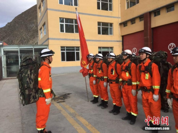A rescue team is sent to Qinghai Province after a 6.2-magnitude earthquake hits the area. (Photo/Chinanews.com) A rescue team is sent to Qinghai Province after a 6.2-magnitude earthquake hits the area. (Photo/Chinanews.com)