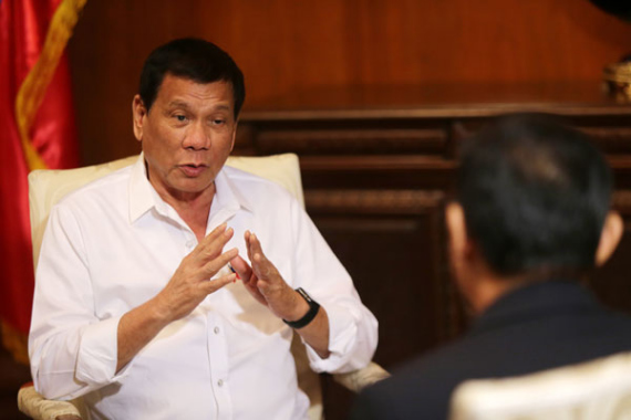 Philippine President Rodrigo Duterte (L) speaks during an interview with Xinhua News Agency in Manila, the Philippines, Oct 13, 2016. (Photo/Xinhua) Philippine President Rodrigo Duterte (L) speaks during an interview with Xinhua News Agency in Manila, the Philippines, Oct 13, 2016. (Photo/Xinhua)