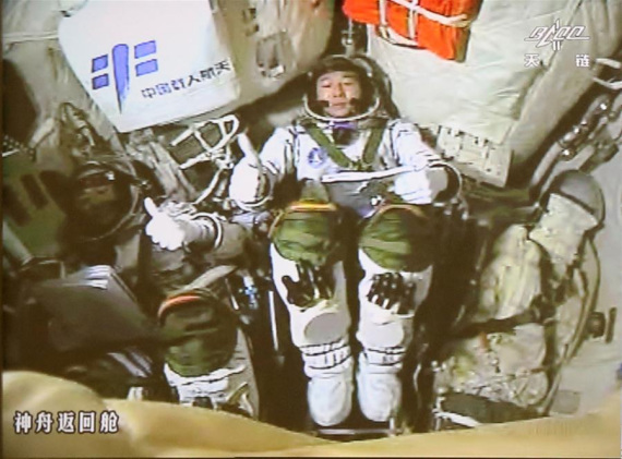 Photo taken on Oct. 19, 2016 shows the screen at the Beijing Aerospace Control Center showing astronauts Jing Haipeng (R) and Chen Dong celebrating on the success of the automated docking between Shenzhou-11 manned spacecraft and the space lab Tiangong-2. (Photo: Xinhua/Ju Zhenhua) Photo taken on Oct. 19, 2016 shows the screen at the Beijing Aerospace Control Center showing astronauts Jing Haipeng (R) and Chen Dong celebrating on the success of the automated docking between Shenzhou-11 manned spacecraft and the space lab Tiangong-2. (Photo: Xinhua/Ju Zhenhua)