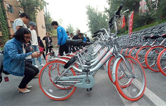 A reporter uses her cellphone to scan the QR code on a mobike in Beijing on Wednesday. (Photo by Zou Hong/China Daily) A reporter uses her cellphone to scan the QR code on a mobike in Beijing on Wednesday. (Photo by Zou Hong/China Daily)