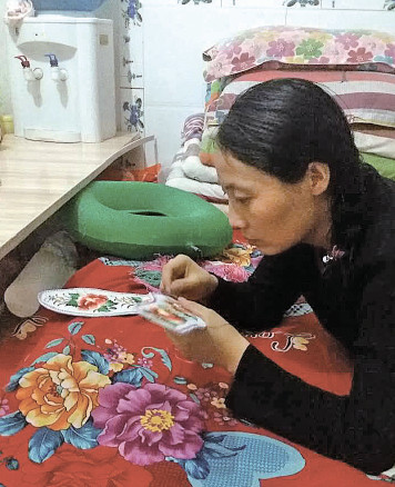 Qu Shuanling weaves a pair of insoles at her home in Huachi county, Gansu province. (Photo/China Daily) Qu Shuanling weaves a pair of insoles at her home in Huachi county, Gansu province. (Photo/China Daily)