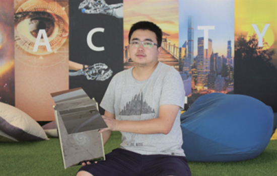 Yang Feng with a microsatellite developed by his company in Changsha, Hunan province.(Photo provided to China Daily) Yang Feng with a microsatellite developed by his company in Changsha, Hunan province.(Photo provided to China Daily)