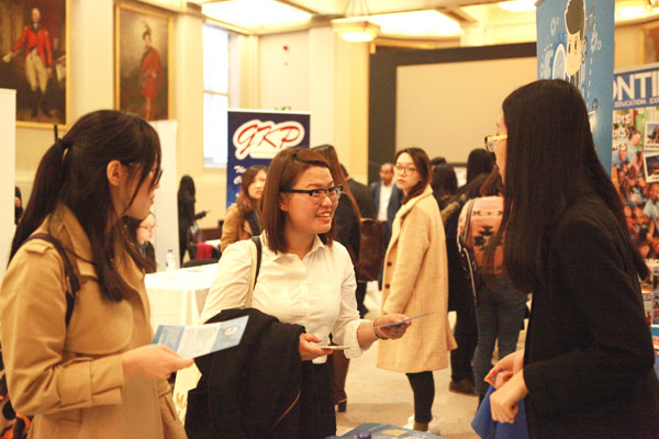 Chinese students at the 18th International Student Fair in London on Wednesday. (WANG MINGJIE/CHINA DAILY) Chinese students at the 18th International Student Fair in London on Wednesday. (WANG MINGJIE/CHINA DAILY)