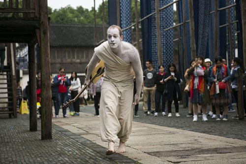 A foreign artist performs during the Wuzhen Theatre Festival. A foreign artist performs during the Wuzhen Theatre Festival.