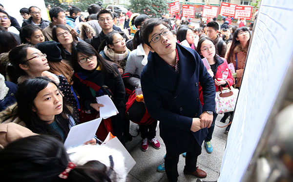 Candidates for the 2015 national civil service exam search for their seats at Nanjing Forestry University in Jiangsu province on Nov 30.(XU YIJIA/CHINA DAILY) Candidates for the 2015 national civil service exam search for their seats at Nanjing Forestry University in Jiangsu province on Nov 30.(XU YIJIA/CHINA DAILY)