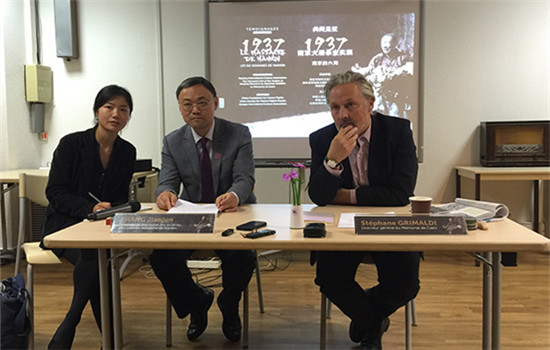 Zhang Jianjun (C), curator of the Memorial Hall of the Victims in Nanjing Massacre by Japanese Invaders in China, and Stéphane Grimaldi (R), general director of the Memorial de Caen museum in France, announced their cooperation on October, 22, 2016. (Fu Jing/China Daily) Zhang Jianjun (C), curator of the Memorial Hall of the Victims in Nanjing Massacre by Japanese Invaders in China, and Stéphane Grimaldi (R), general director of the Memorial de Caen museum in France, announced their cooperation on October, 22, 2016. (Fu Jing/China Daily)