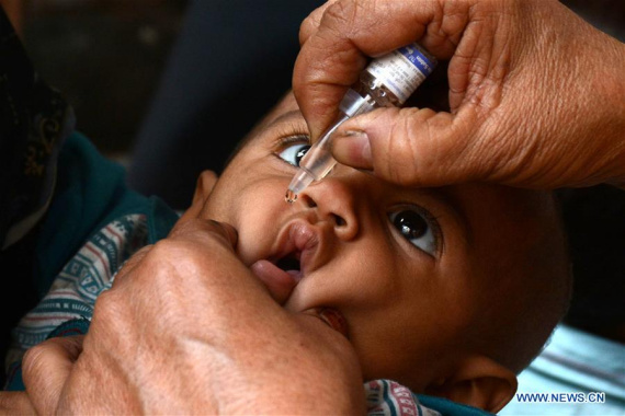A Pakistani health worker gives a polio vaccine to a child on World Polio Day in eastern Pakistan's Lahore, Oct. 24, 2016. (Photo: Xinhua/Sajjad) A Pakistani health worker gives a polio vaccine to a child on World Polio Day in eastern Pakistan's Lahore, Oct. 24, 2016. (Photo: Xinhua/Sajjad)