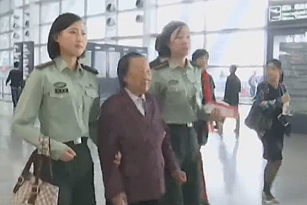 87-year-old Xia Shuqin (C), a Nanjing Massacre survivor, leaves for the United States to film a documentary about the Nanjing Massacre. (Photo/Video screenshot) 87-year-old Xia Shuqin (C), a Nanjing Massacre survivor, leaves for the United States to film a documentary about the Nanjing Massacre. (Photo/Video screenshot)
