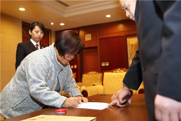 Huang Yurong, a former senior official of the highway agency in Henan province, surrenders at Beijing Capital International Airport in December last year after 13 years in the U.S. (Photo/Xinhua) Huang Yurong, a former senior official of the highway agency in Henan province, surrenders at Beijing Capital International Airport in December last year after 13 years in the U.S. (Photo/Xinhua)