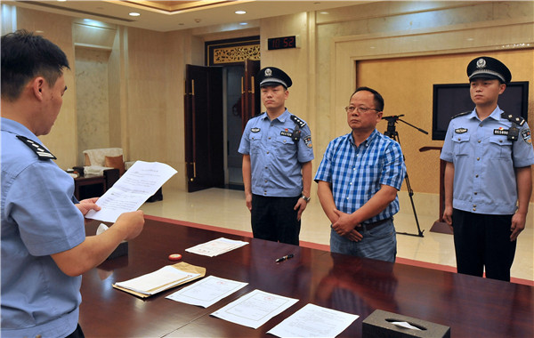 Zhu Haiping, former financial official with the civil aviation authority of Hubei province and a fraud suspect, surrenders at Wuhan’s Tianhe International Airport in July last year. (Photo/Xinhua) Zhu Haiping, former financial official with the civil aviation authority of Hubei province and a fraud suspect, surrenders at Wuhan’s Tianhe International Airport in July last year. (Photo/Xinhua)
