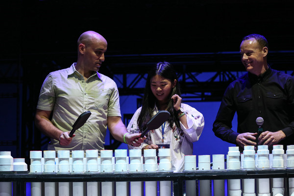 Meridian (left), captain of the Blue Man Group performers, shows a journalist how to play music with a PVC piano. (Photo provided to China Daily) Meridian (left), captain of the Blue Man Group performers, shows a journalist how to play music with a PVC piano. (Photo provided to China Daily)