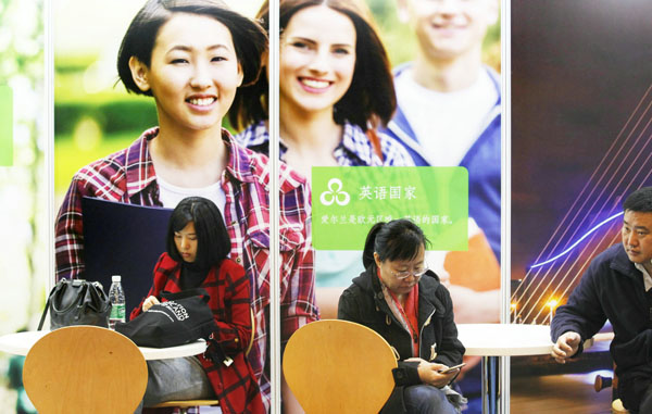 Visitors collect information at an exhibition booth of Irish education institutes on Oct 22 during the China Education Expo in Beijing. (A QING/ For CHINA DAILY) Visitors collect information at an exhibition booth of Irish education institutes on Oct 22 during the China Education Expo in Beijing. (A QING/ For CHINA DAILY)