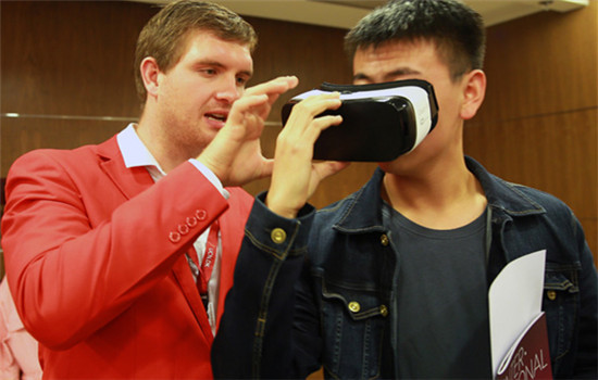 A student uses a virtual reality machine to see a Danish university campus on Denmark Day in Beijing.(Photo by ZOU HONG/CHINA DAILY) A student uses a virtual reality machine to see a Danish university campus on Denmark Day in Beijing.(Photo by ZOU HONG/CHINA DAILY)