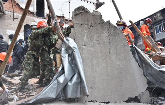 Rescuers search for survivors in the rubbles. (Photo/Xinhua) Rescuers search for survivors in the rubbles. (Photo/Xinhua)